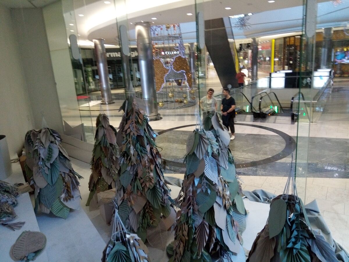 Woolworths mall display: Decorative in-mall retail display